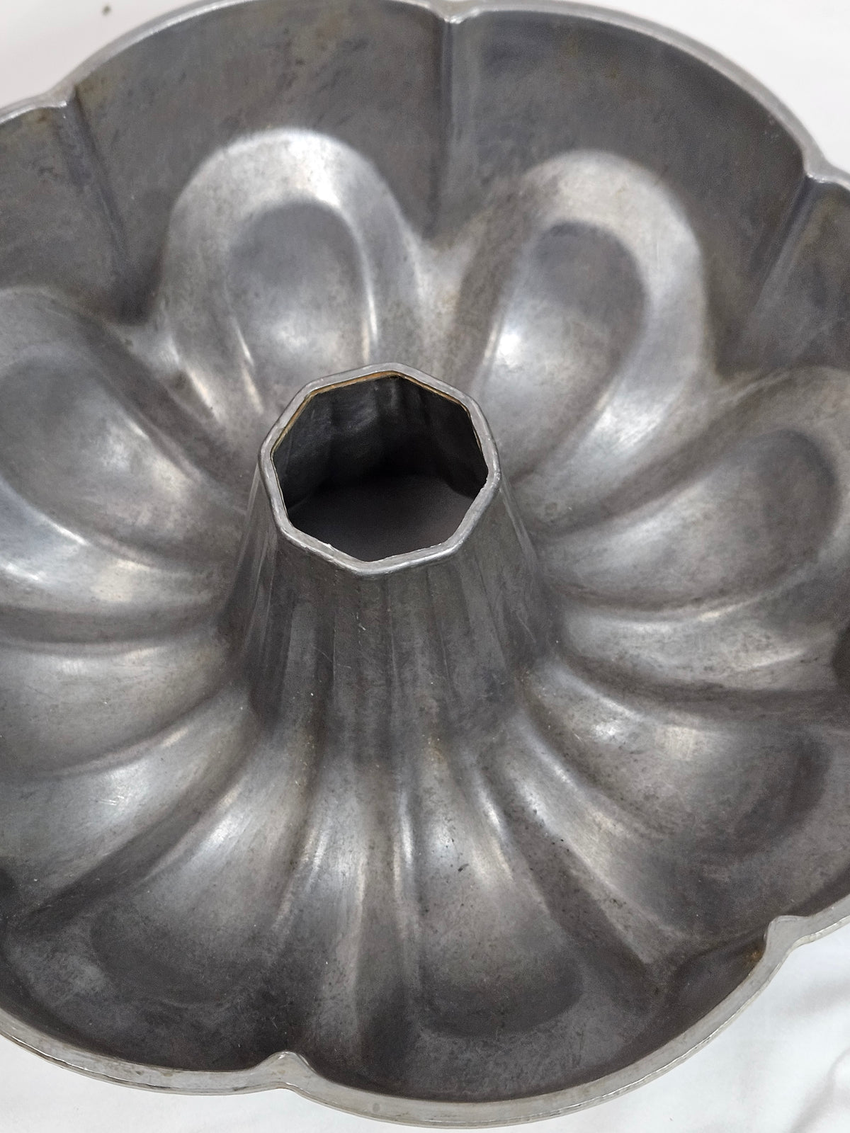 Vintage West Bend Bundt Cake Pan #5039, Heavy Duty Aluminum, 10.25”x 4”