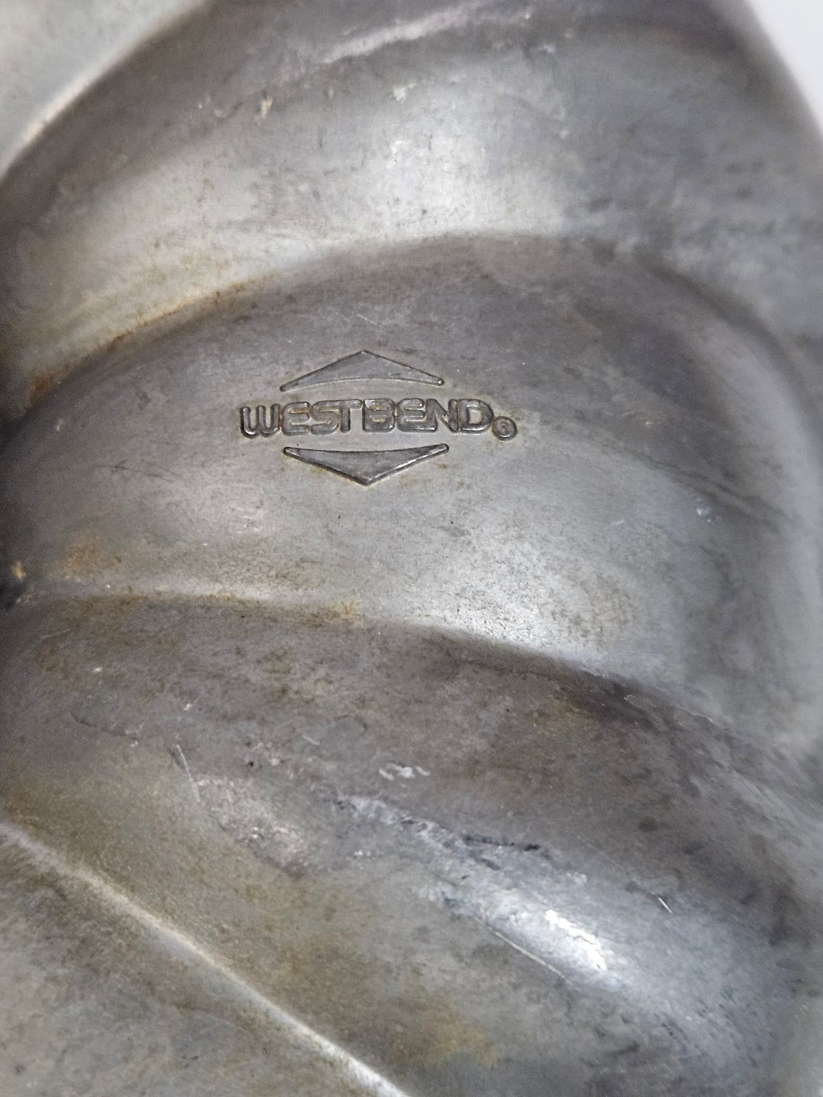 Vintage West Bend Bundt Cake Pan #5039, Heavy Duty Aluminum, 10.25”x 4”