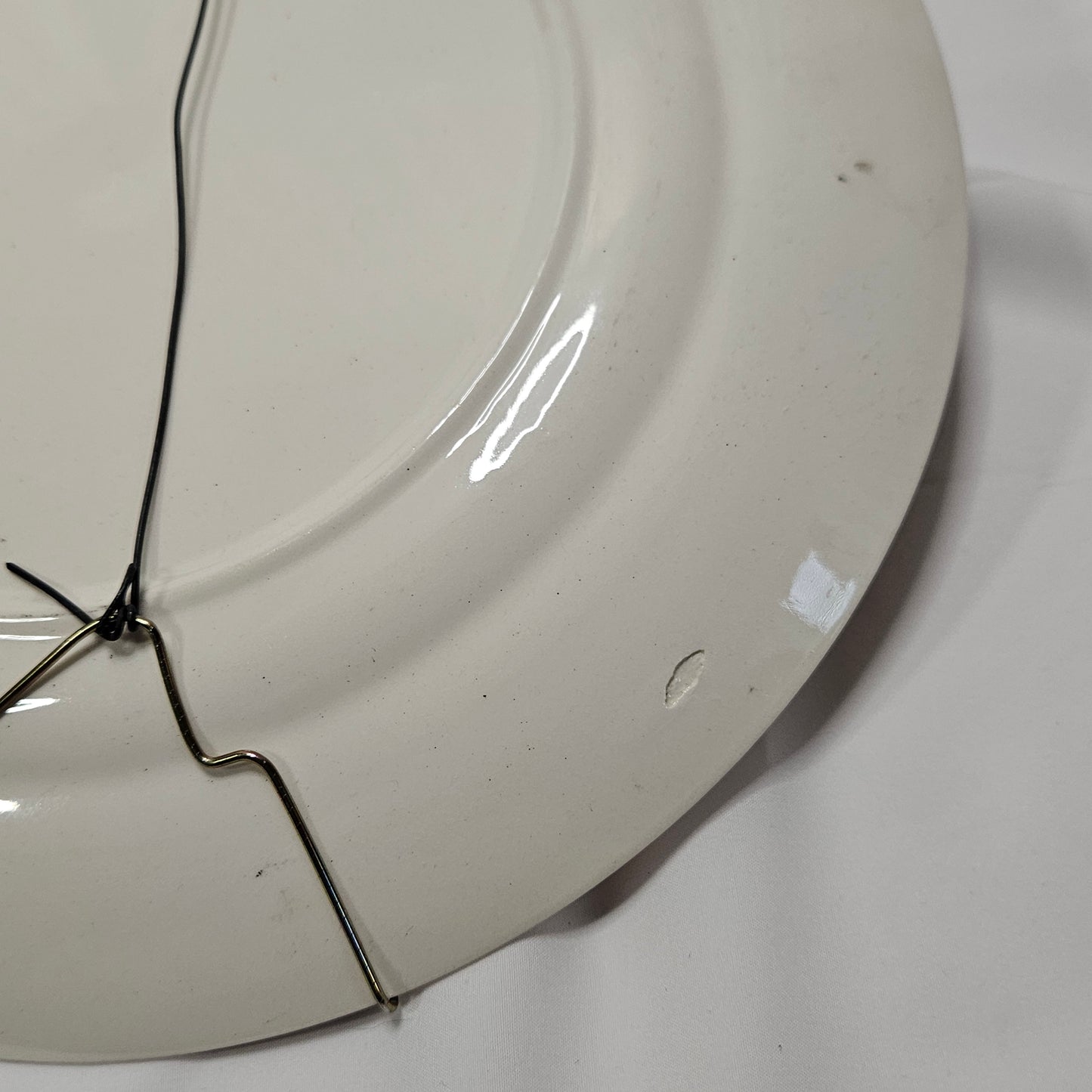 Arkansas State decorative plate with hanger, 10", red and gold