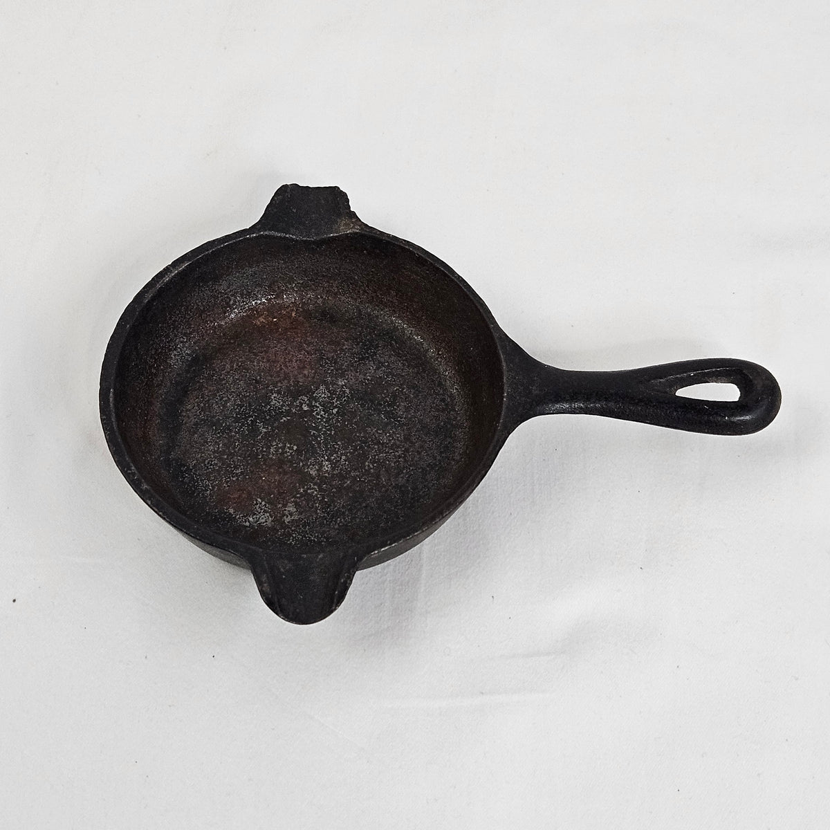 Wagner 1050 vintage cast iron ashtray