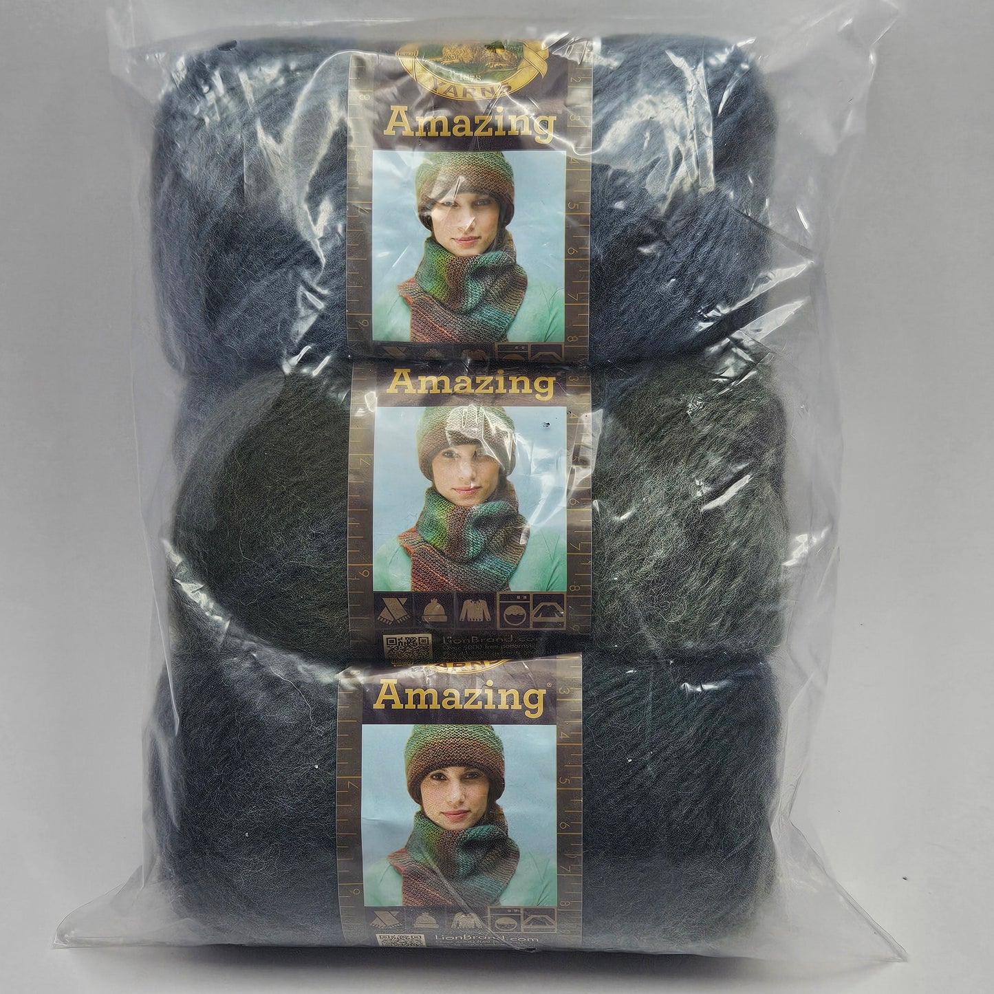 Lion Brand Amazing Yarn 53% wool 47% acrylic 3 Skeins Same Lot, Olympia, 4 Med