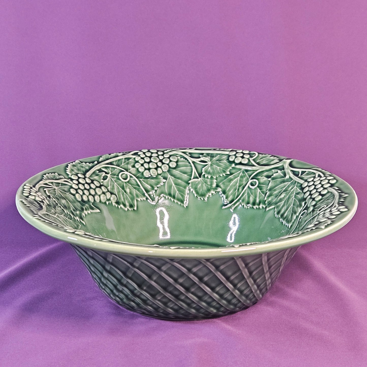 Vintage BORDALLO PINHEIRO Portugal - 13" Green Serving Bowl, Lattice with Grapevines