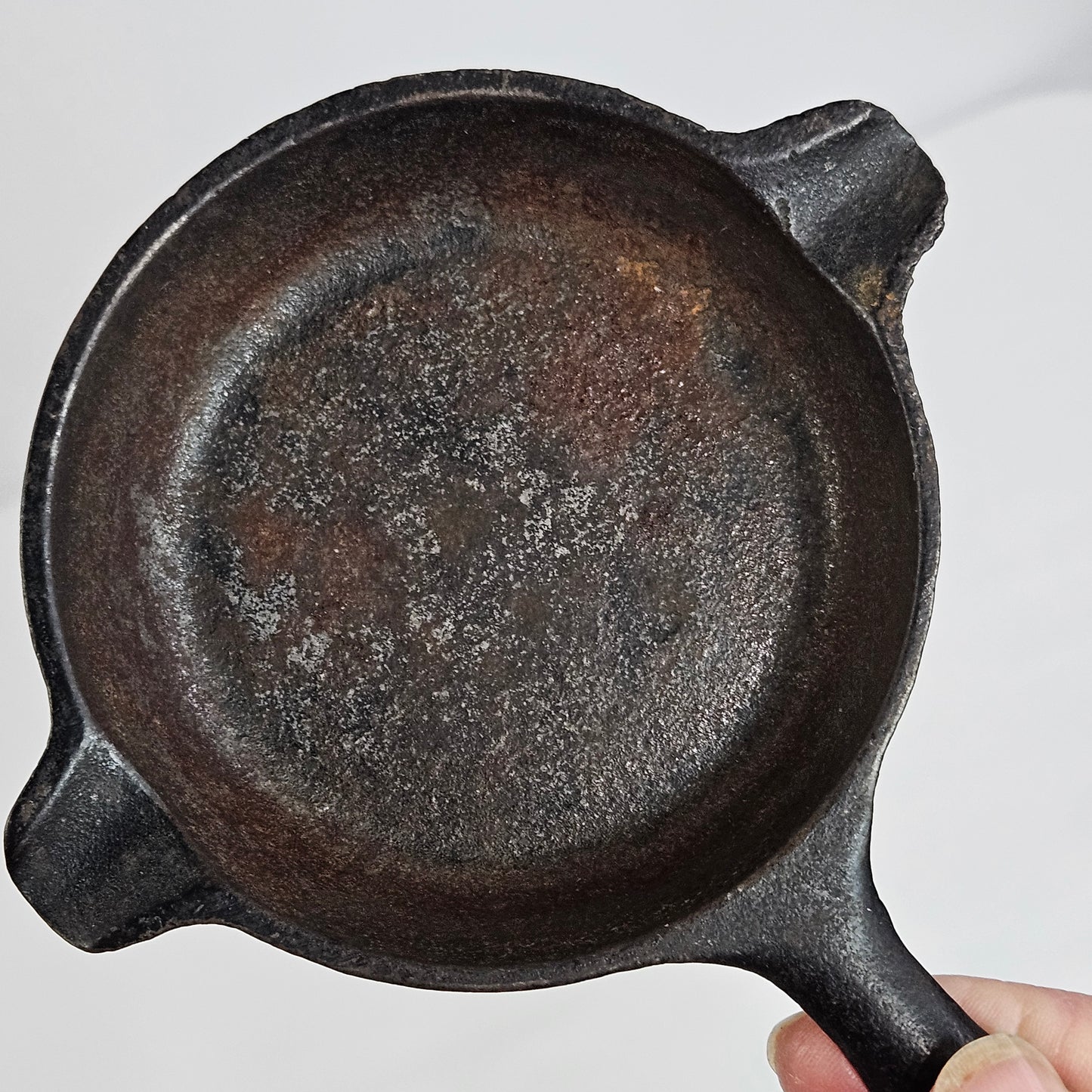 Wagner 1050 vintage cast iron ashtray