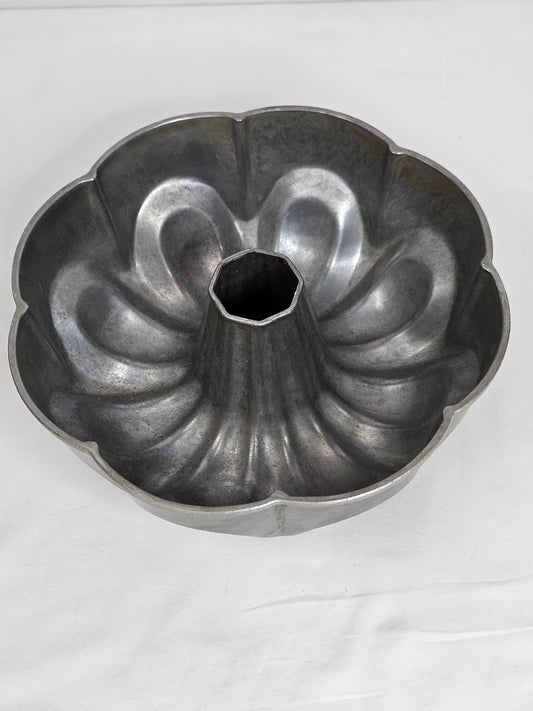 Vintage West Bend Bundt Cake Pan #5039, Heavy Duty Aluminum, 10.25”x 4”