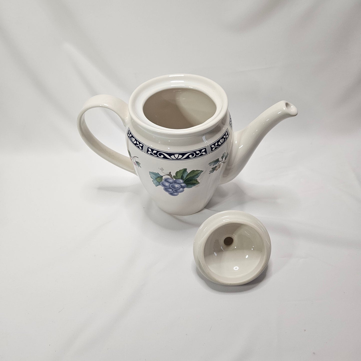 Pfaltzgraff Sunbury Grove Coffee Pot with lid