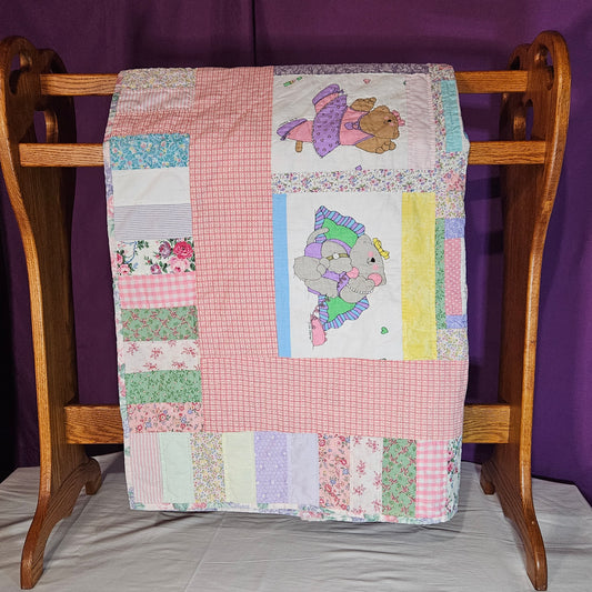 Vintage hand-quilted Sue Dreamer bear quilt, 66 x 58 inches